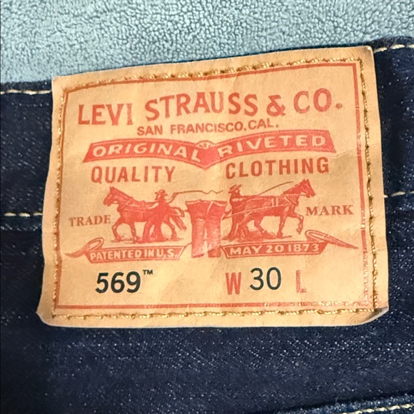 Levi's Navy Blue Denim Cutoff Shorts with Back Pocket Stitching - Picture 2 of 9